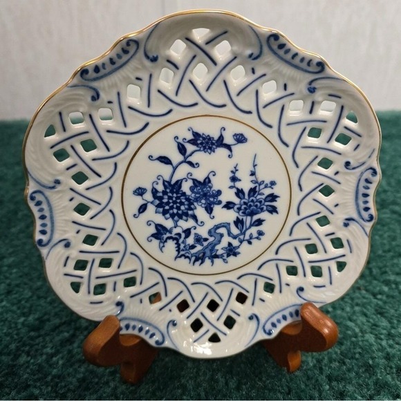 VINTAGE Blue Danube/Meissen? Cut Lace Plate 6 in Gold Rimmed Floral Wall Mount - Picture 6 of 6